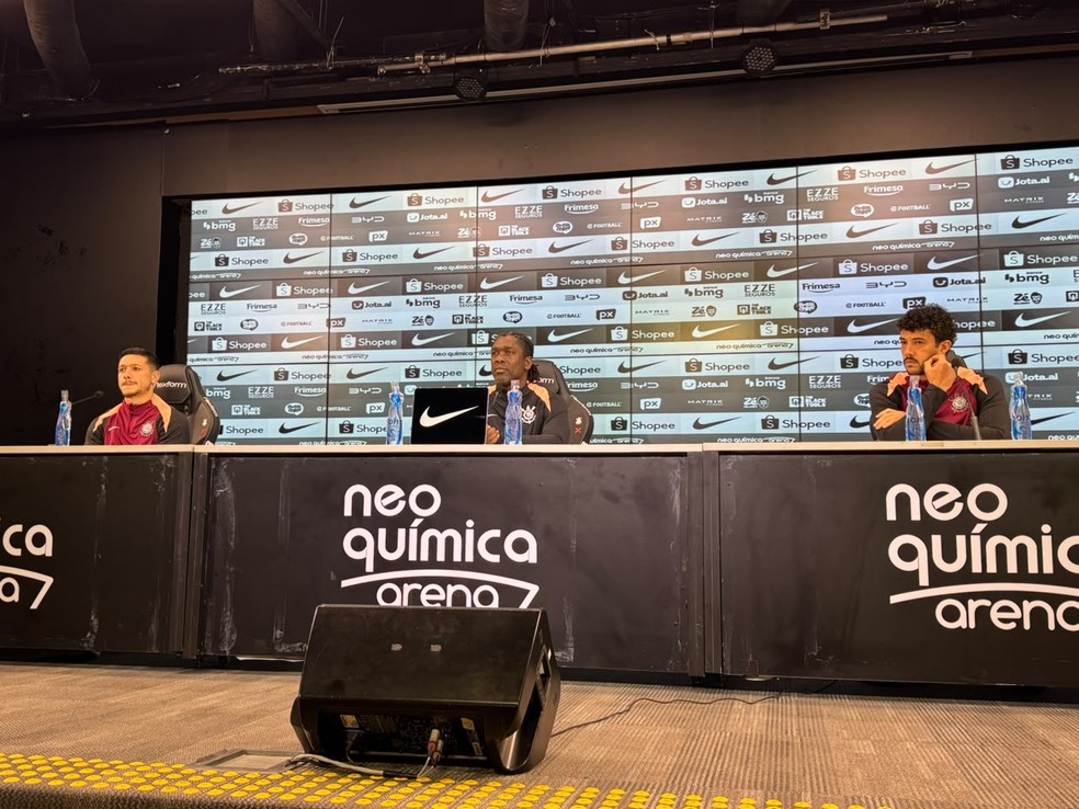 Garro, Seedorf e Gustavo Henrique em entrevista no Corinthians — Foto: Yago Rudá