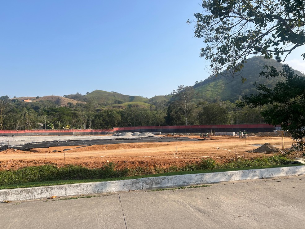 Obra do Flamengo para construção do miniestádio no Ninho — Foto: Letícia Marques / ge