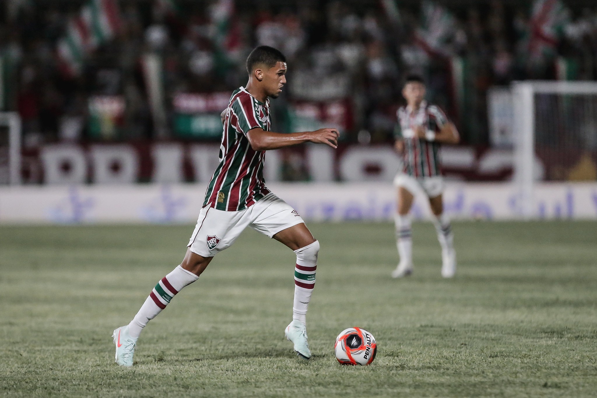 Fluminense anuncia renovação de Riquelme Felipe até o fim de 2030