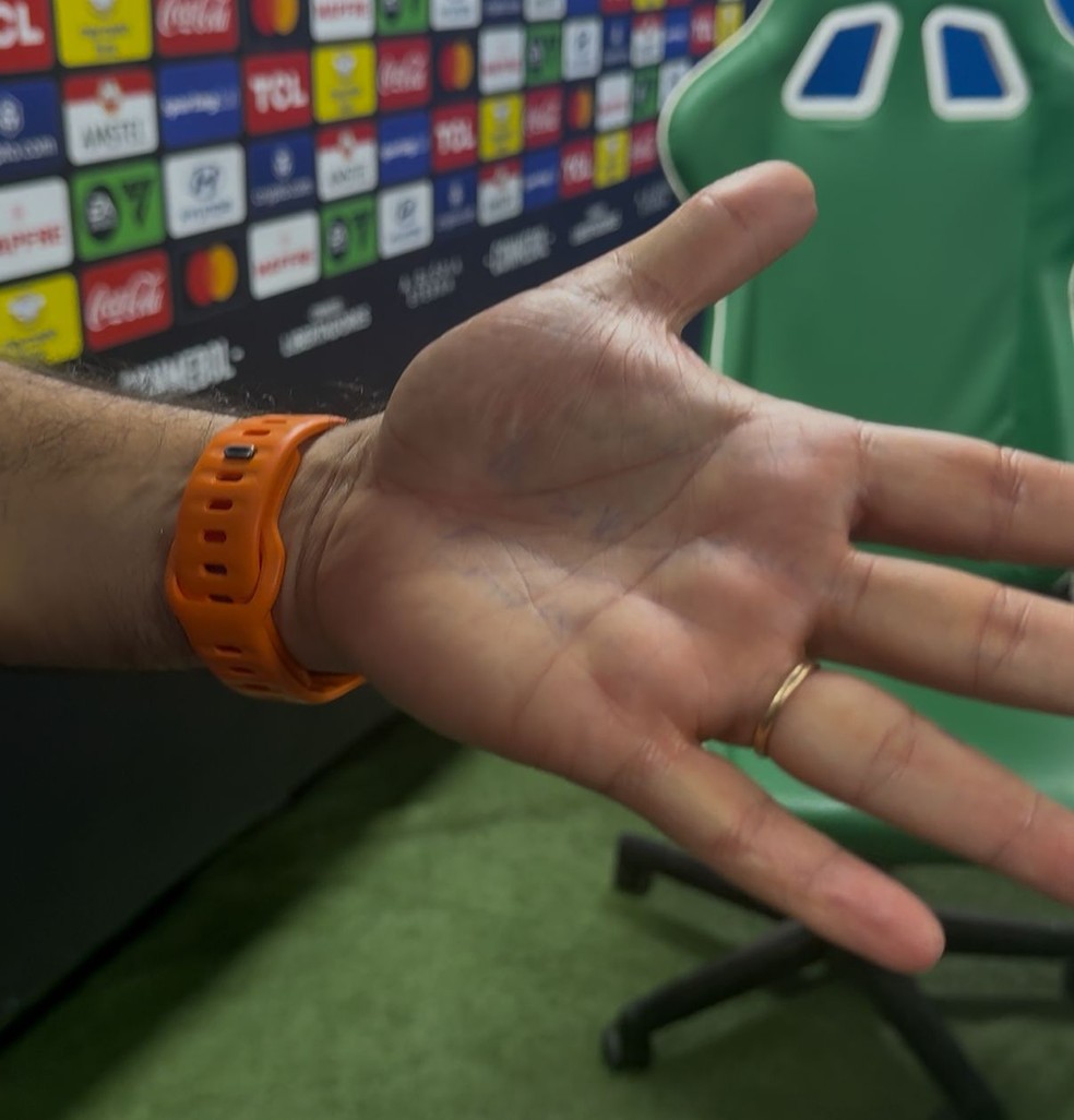 Abel Ferreira mostra o que escreveu na mão esquerda durante Palmeiras x LDU — Foto: Camila Alves