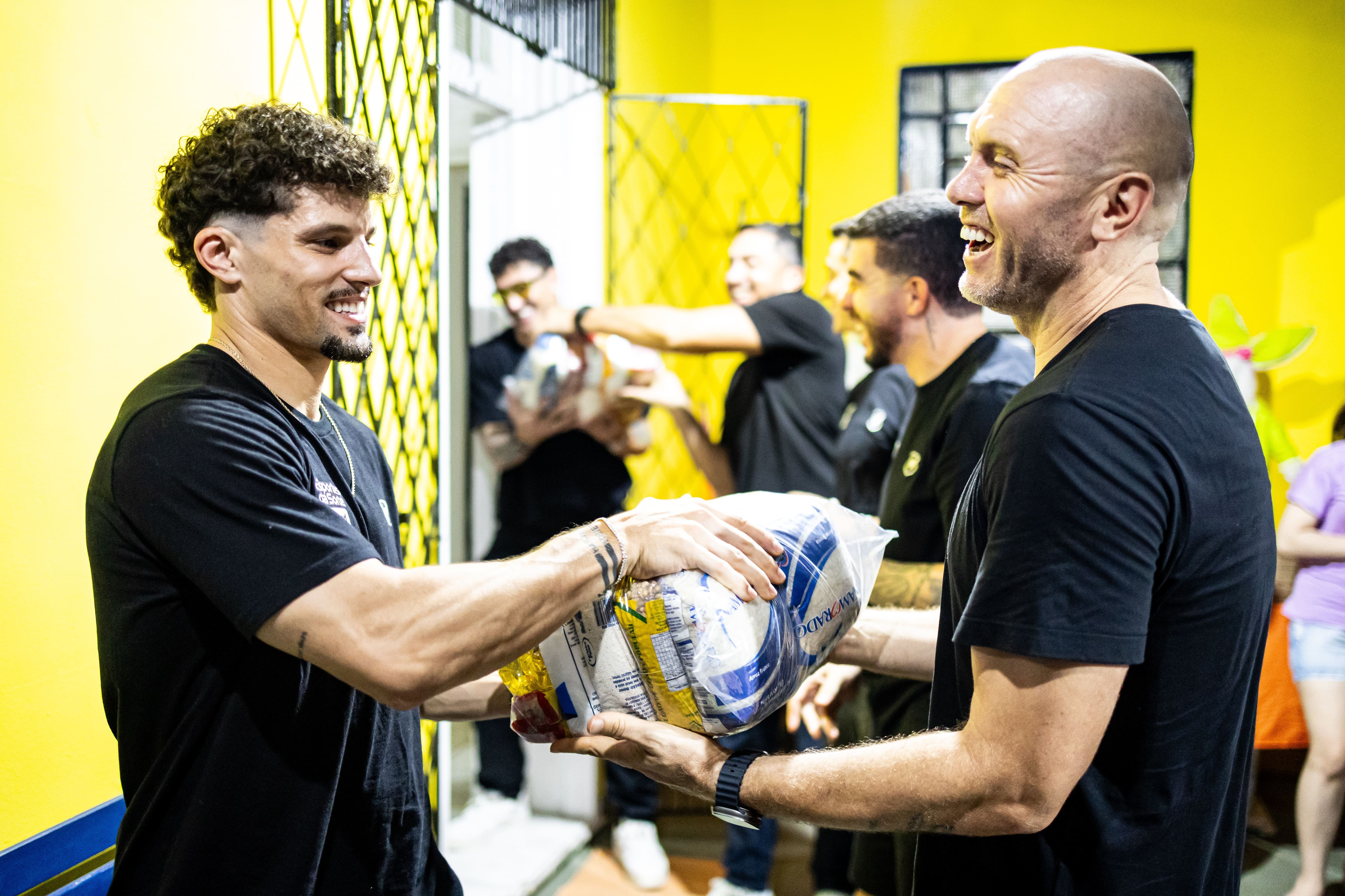 Elenco do Ceará entrega cestas básicas em projeto social | Ge