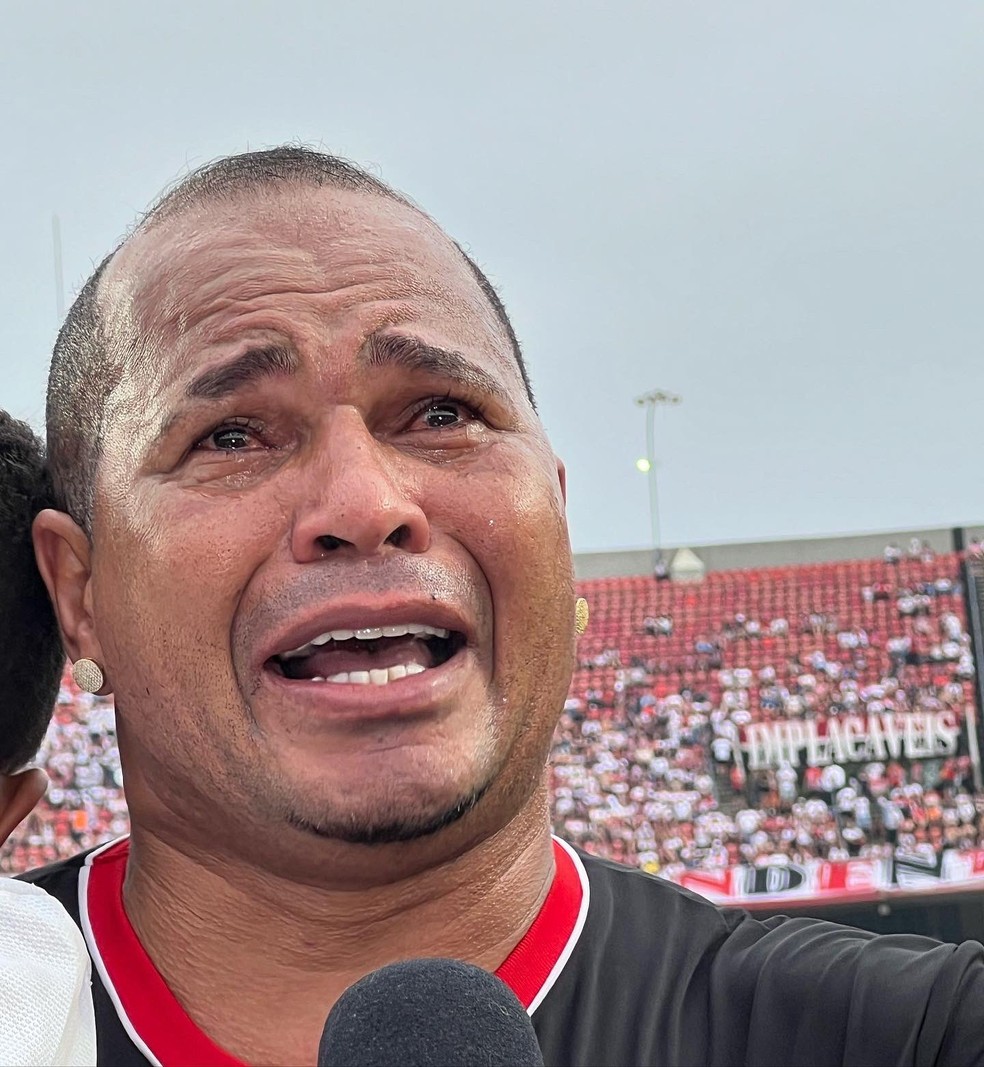 Aloísio Chulapa se emociona em jogo festivo no Morumbi — Foto: Divulgação/SPFC