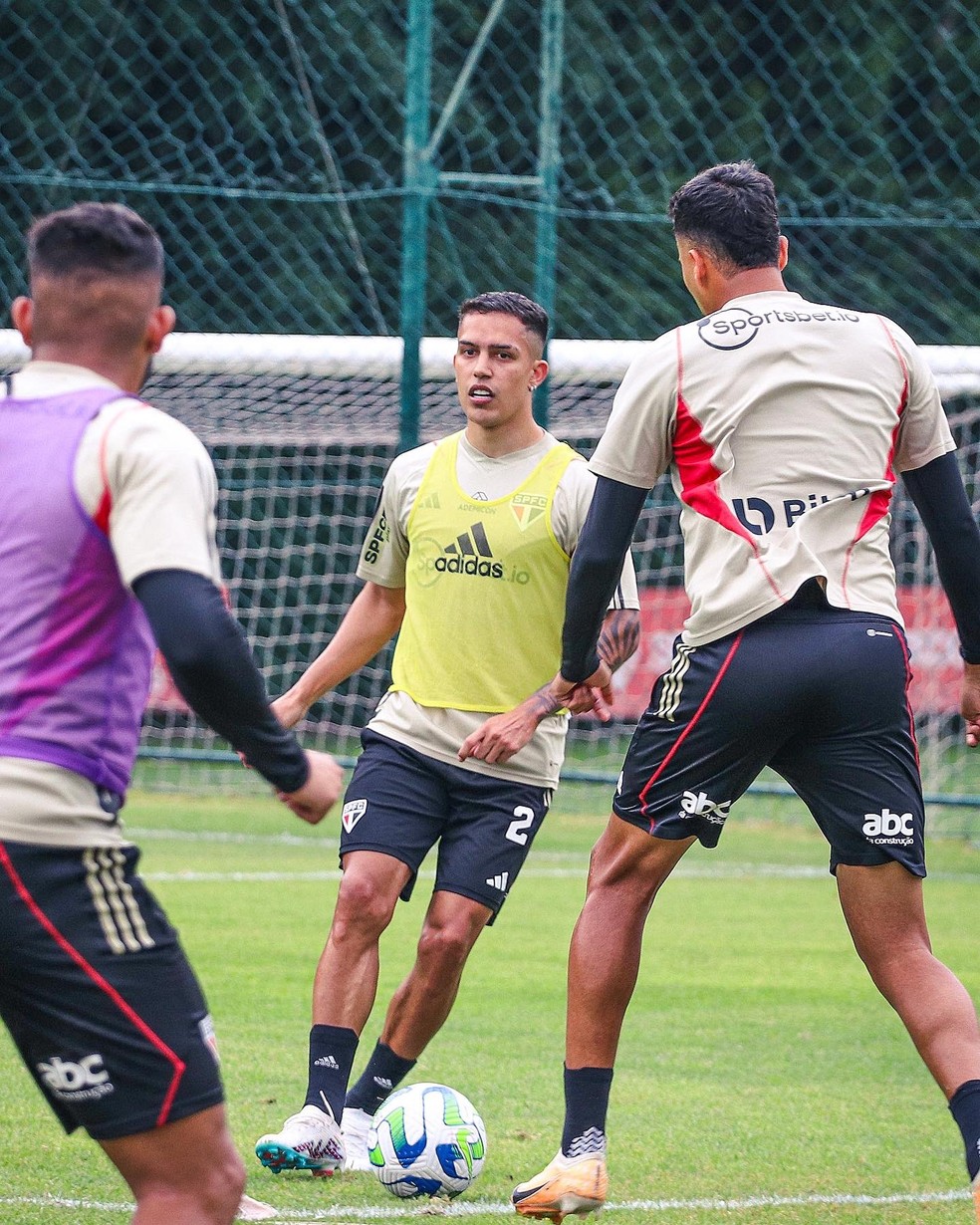 Igor Vinicius trabalha com bola no São Paulo — Foto: Divulgação