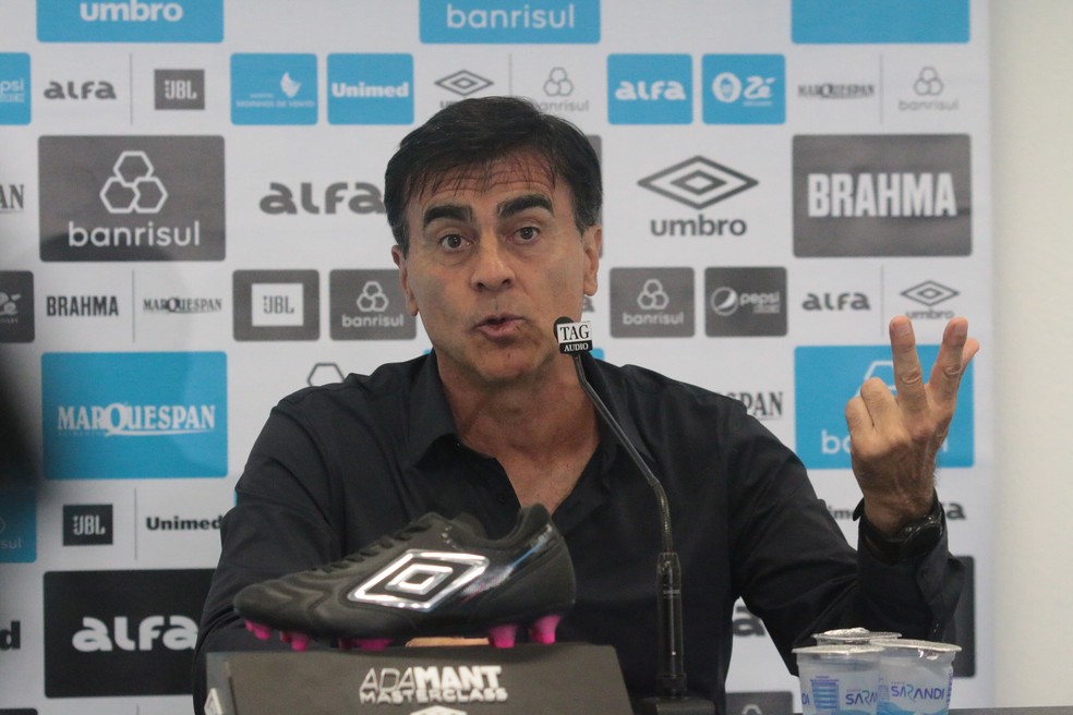 Gustavo Quinteros em entrevista coletiva após derrota para o Flamengo — Foto: Rafael Favero / ge