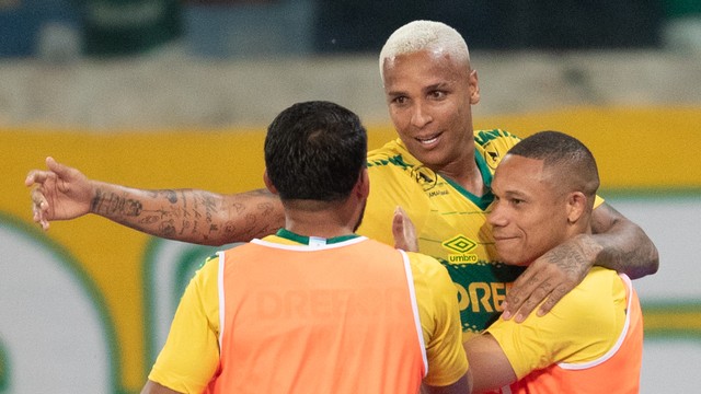 Deyverson comemora gol em Cuiabá x Santos
