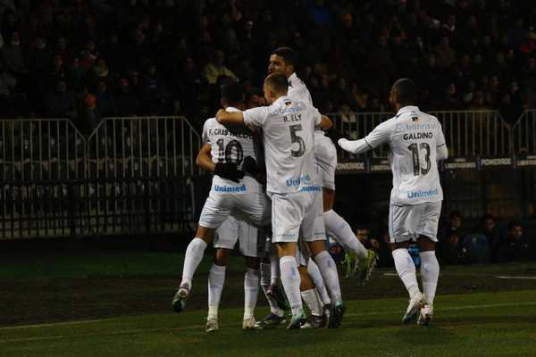 Atuações do Grêmio: Diego Costa e Marchesín decisivos na classificação triunfal.
