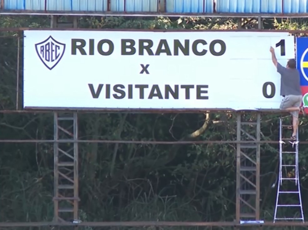 Dig&atilde;o opera o placar do Est&aacute;dio D&eacute;cio Vitta, em Americana (SP) &mdash; Foto: Vitor Diagonel/EPTV