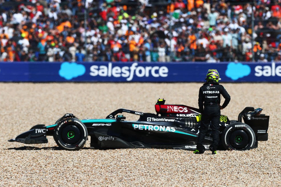 Lewis Hamilton abandonou GP dos EUA da F1 2024 após rodar sozinho e parar na brita — Foto: Peter Fox - Formula 1/Formula 1 via Getty Images