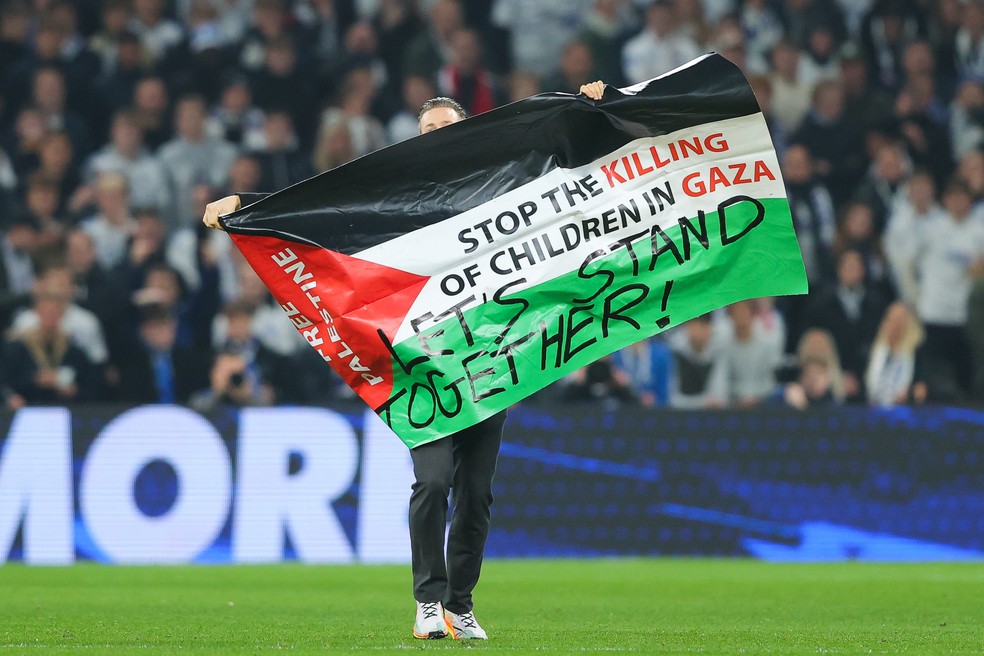 Movimentos em defesa das crianas da Palestina tem tomado o futebol da Europa  Foto: Getty Images
