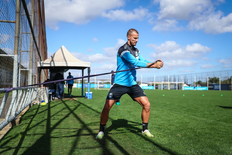 Rodrigo Ely, zagueiro do Grêmio, em treino no CT Luiz Carvalho — Foto: Lucas Uebel/Grêmio