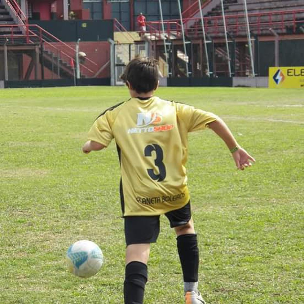 Beraldo ostentando a camisa 3 e ogosto por atuar na defesa: ser zagueiro estava no DNA — Foto: Arquivo Pessoal