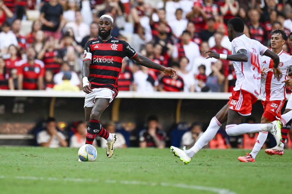 Gerson parte para cima de Vitão e sofre falta antes do segundo gol do Flamengo — Foto: Marcelo Cortes/Flamengo