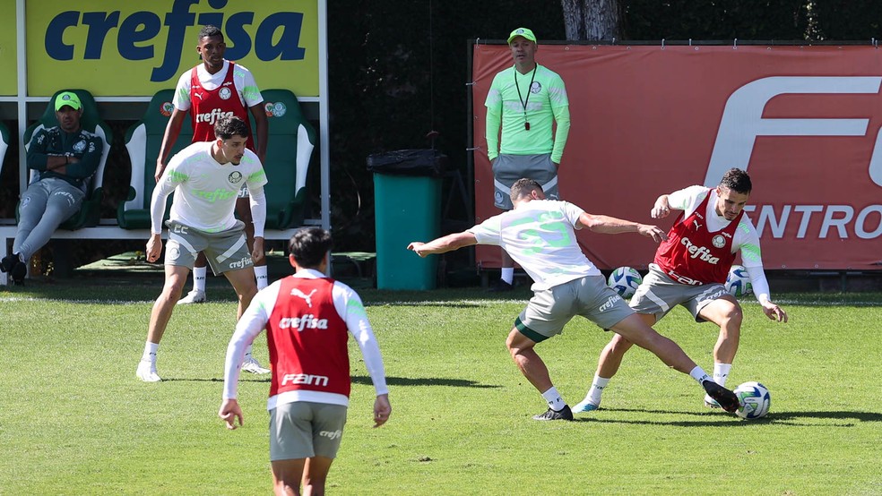 Abel Ferreira observa treino do Palmeiras na Academia de Futebol — Foto: Cesar Greco/Palmeiras