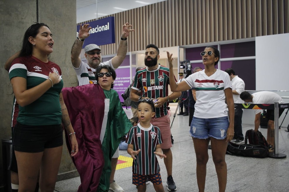 Torcedores no Galeão para receber o Fluminense — Foto: Ronald Lincoln