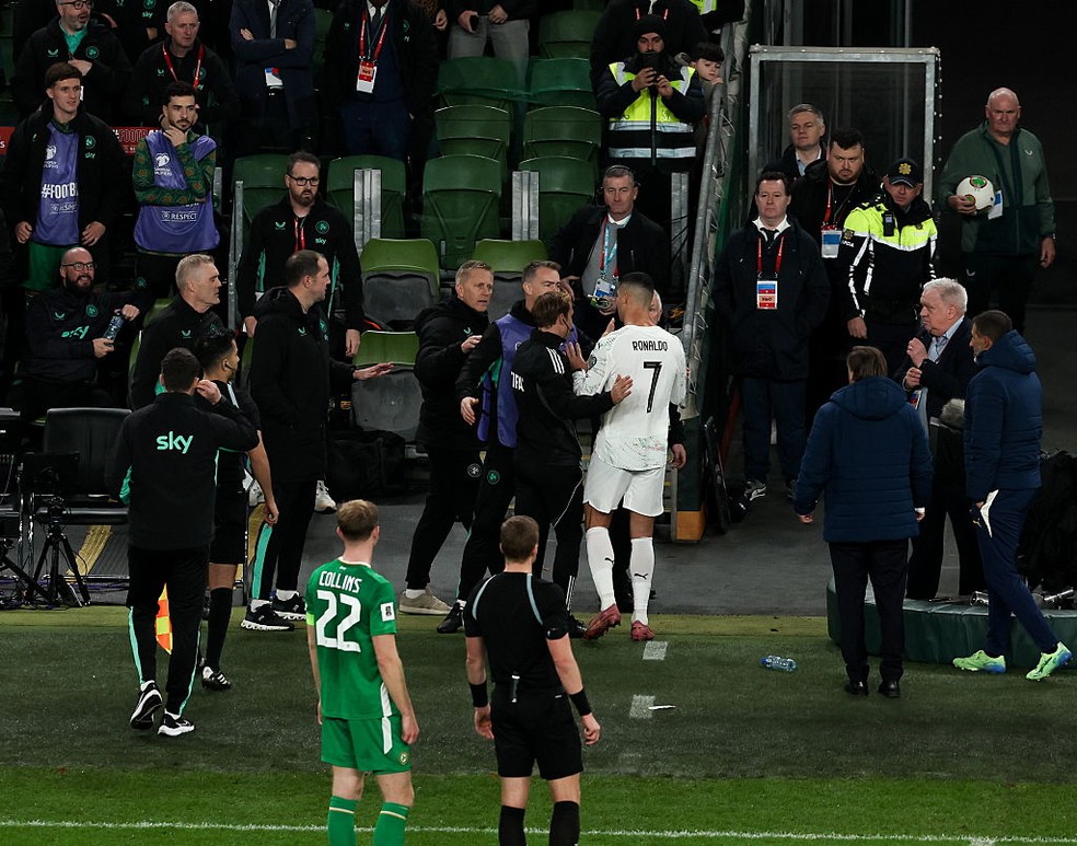 Cristiano Ronaldo discute com Heimir Hallgrimsson após expulsão — Foto: Getty Images