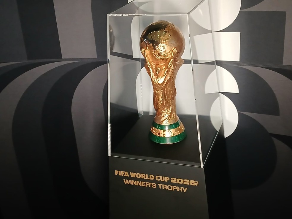 Taça da Copa do Mundo exposta para a final de 2026 — Foto: Bernardo Pombo / ge