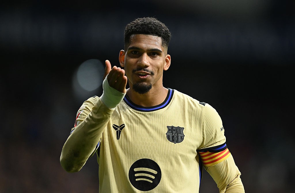 Barcelona acerta empréstimo de zagueiro Ronald Araújo para o Liverpool