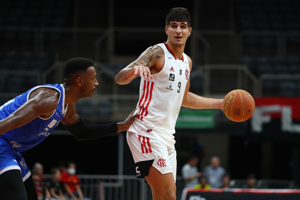 Gabirel Jaú tenta levar o Flamengo ao ataque — Foto: Gilvan de Souza/CRF