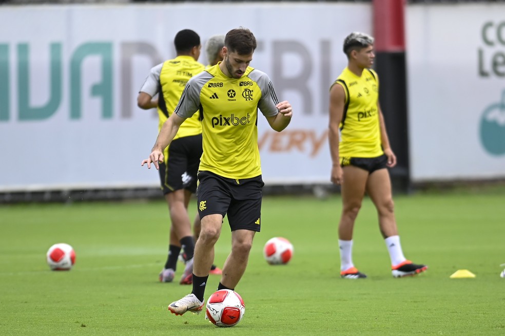 Viña em treino do Flamengo nesta sexta — Foto: Marcelo Cortes / CRF