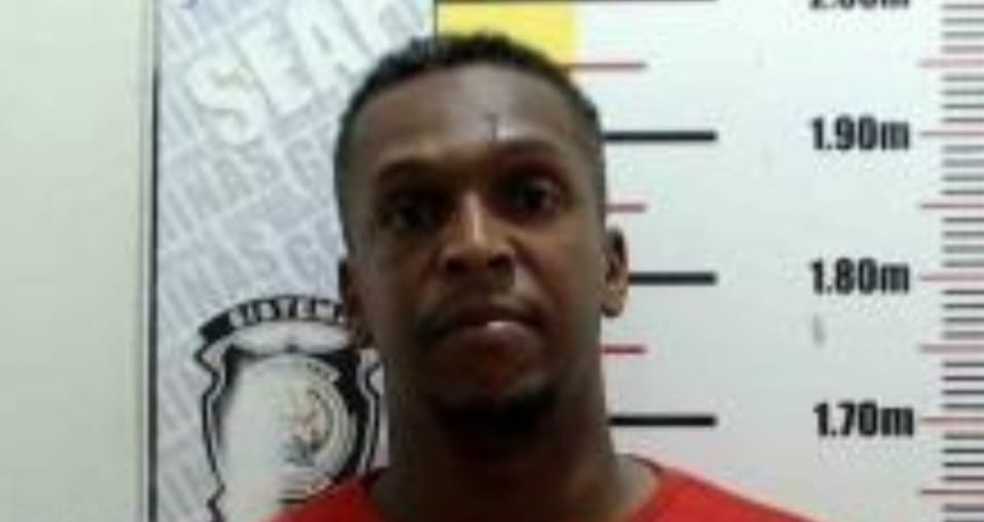 Jô sendo fichado pela polícia. — Foto: Reprodução