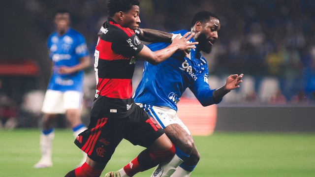Gerson disputa bola com Plata em Cruzeiro x Flamengo