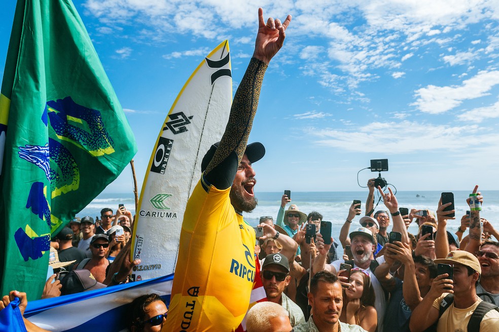 Filipe Toledo festeja bicampeonato da WSL — Foto: Divulgação