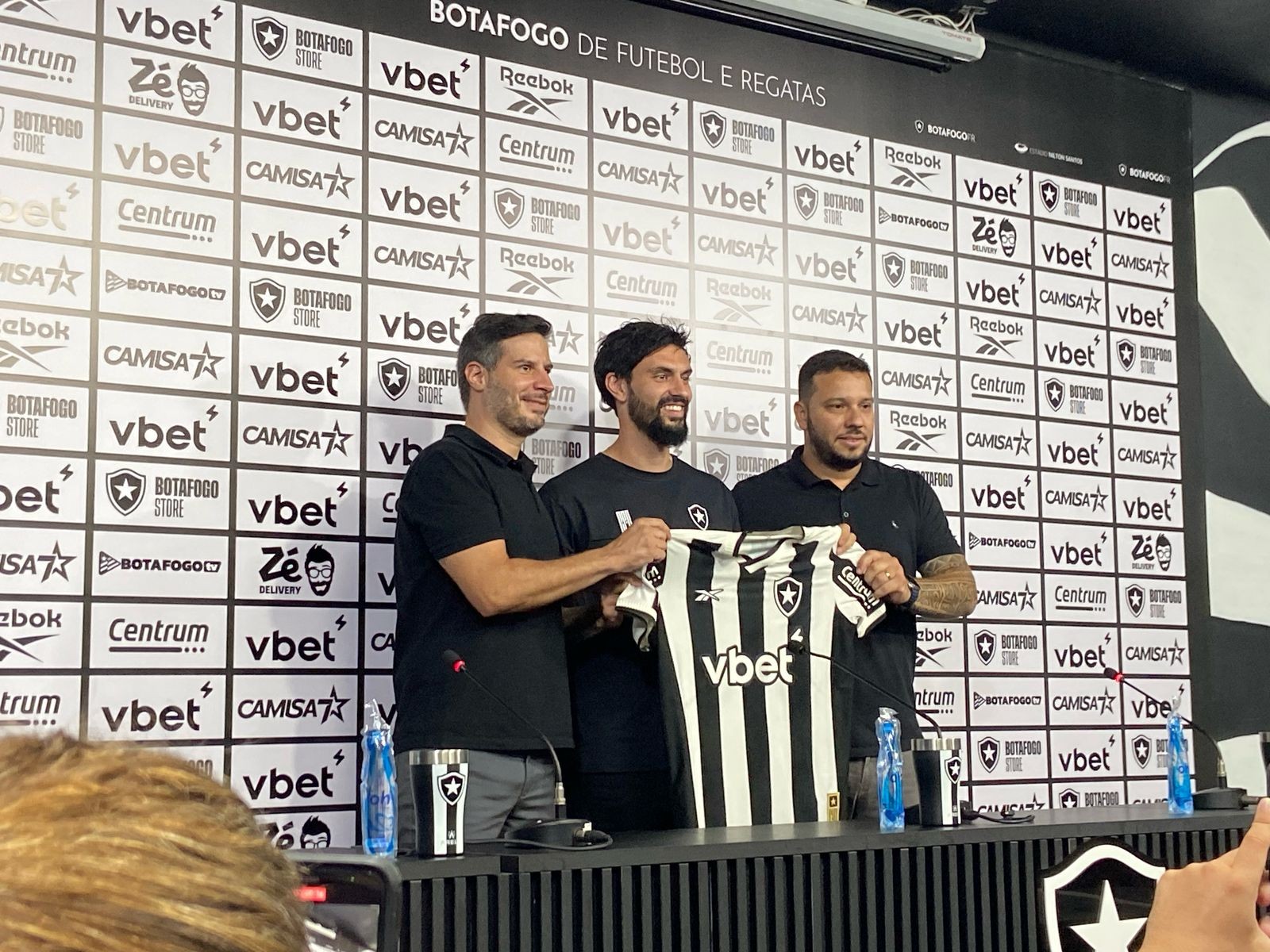 Mastriani é apresentado no Botafogo