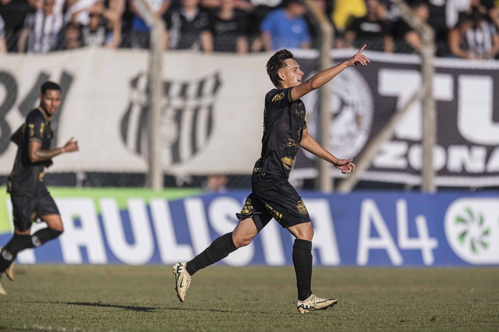 Meia faz tabela com adversário em gol do título na A4 de SP; veja lance |  paulista série a4 | ge