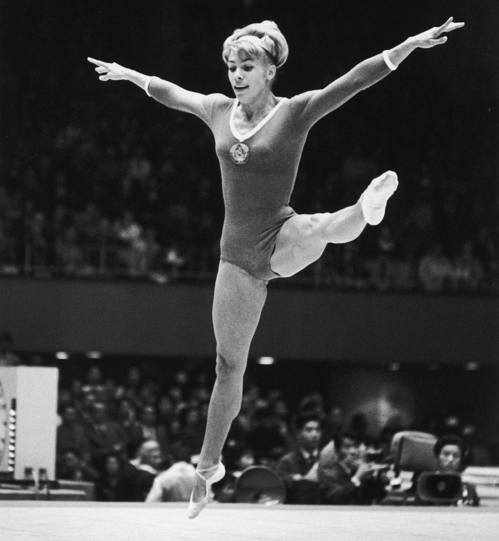 Larisa Latynina em ação em Tóquio 1964: ela foi a primeira bicampeã olímpica do individual geral — Foto: Getty Images