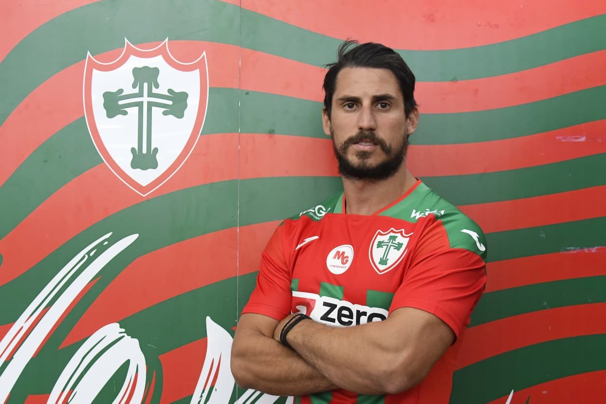 Portuguesa anuncia Gabriel Pires, primeiro reforço para 2026