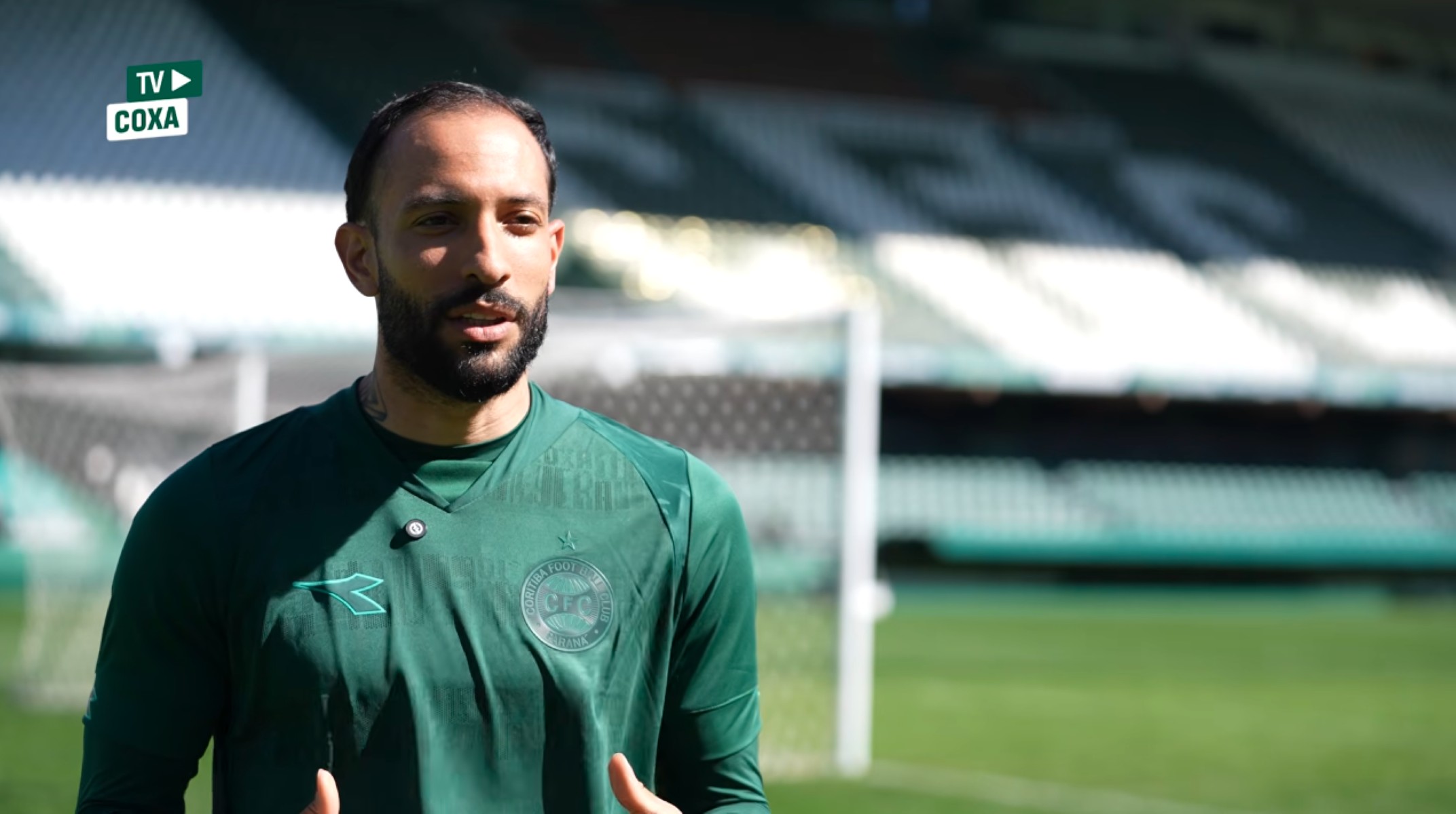 Rodrigo Rodrigues volta a treinar com o elenco do Coritiba após oito meses e fica mais perto do retorno