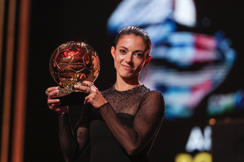 Aitana Bonmatí, com sua Bola de Ouro de melhor jogadora do mundo de 2022/23 — Foto: Franck Fife/AFP