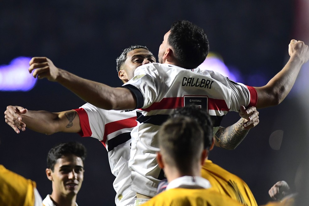 Calleri comemora gol cpm Wellington Rato em São Paulo x Nacional — Foto: Marcos Ribolli