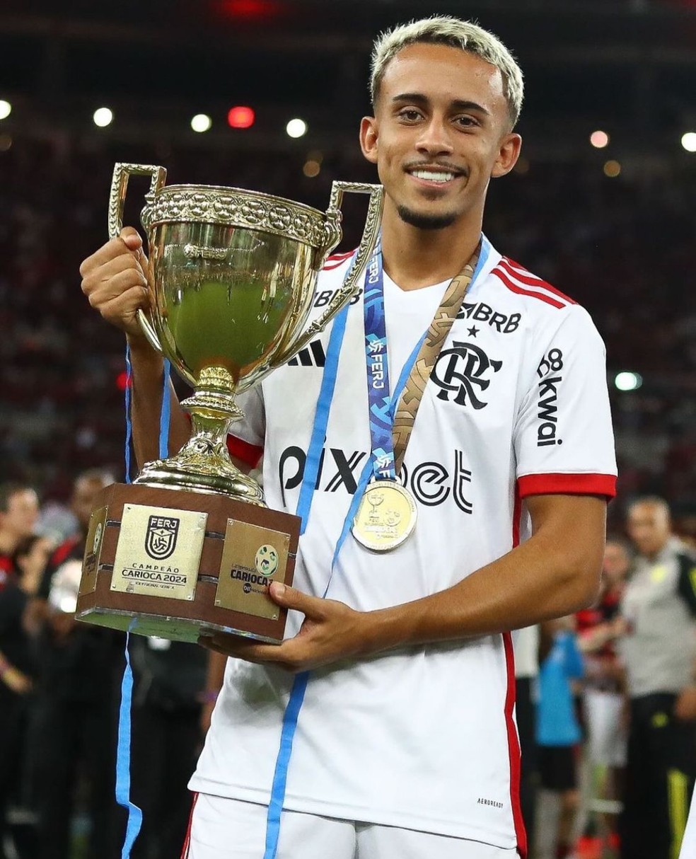 Matheus Gonçalves com o troféu de campeão e a medalha — Foto: Reprodução Instagram