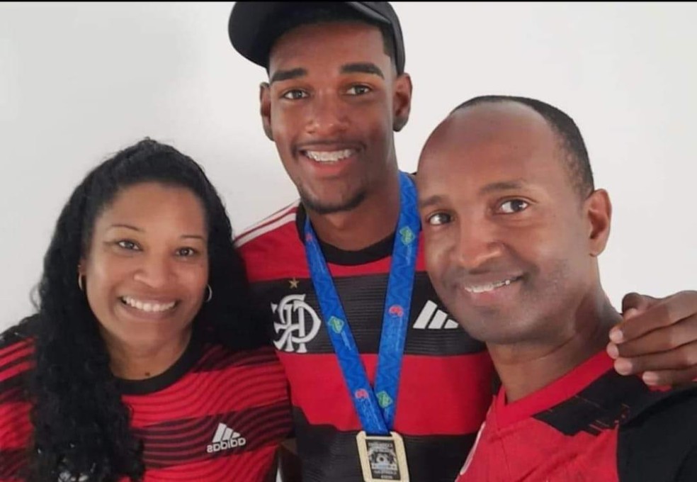 Felipe Lima, centroavante do Flamengo, e seus pais — Foto: Arquivo Pessoal