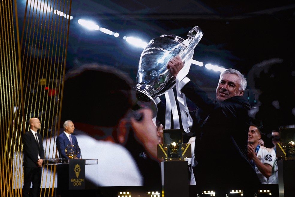 Ausente na cerimônia, Carlo Ancelotti é eleito melhor técnico na Bola de Ouro — Foto: Sarah Meyssonnier/Reuters
