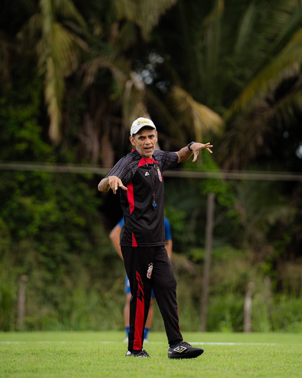 Marlon Cutrim, comandando treino do Imperatriz &mdash; Foto: Gabriel Dias/SID