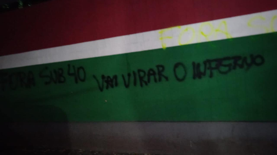 Em meio à crise, torcedores do Fluminense picham muros de Laranjeiras: "Vai virar o inferno" - Foto: (Reprodução)