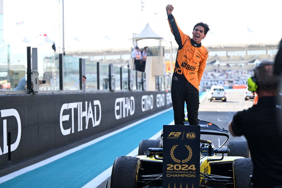 Gabriel Bortoleto comemora o título da Fórmula 2 em Abu Dhabi — Foto: Pauline Ballet/Formula Motorsport Limited via Getty Images