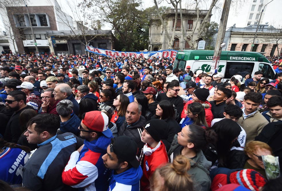 Multidão à espera de entrada na sede do Nacional-URU em velório de Izquierdo — Foto: Dante Frenandez / AFP