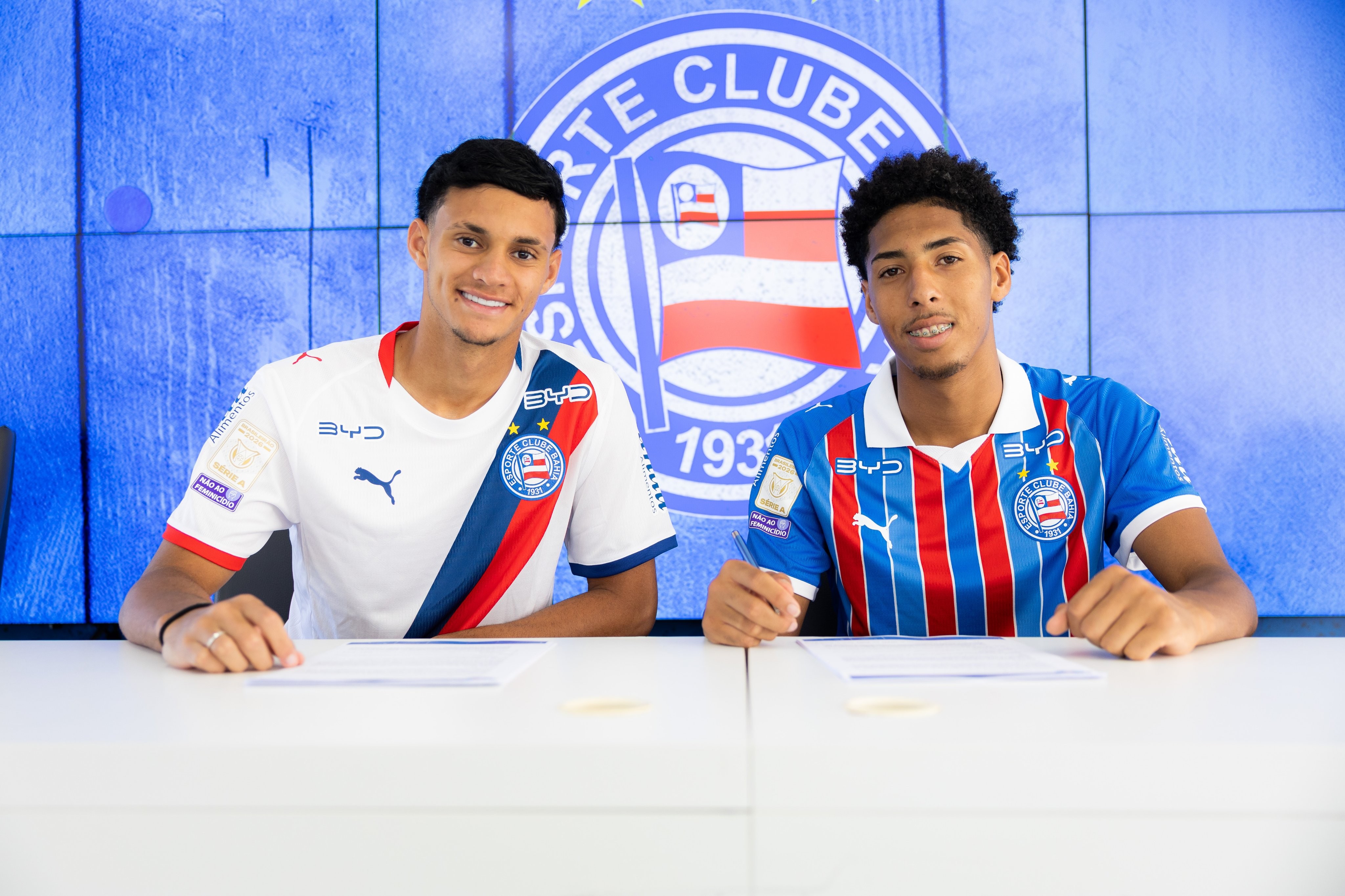 Dupla com passagem pela seleções de base assina primeiro contrato profissional no Bahia