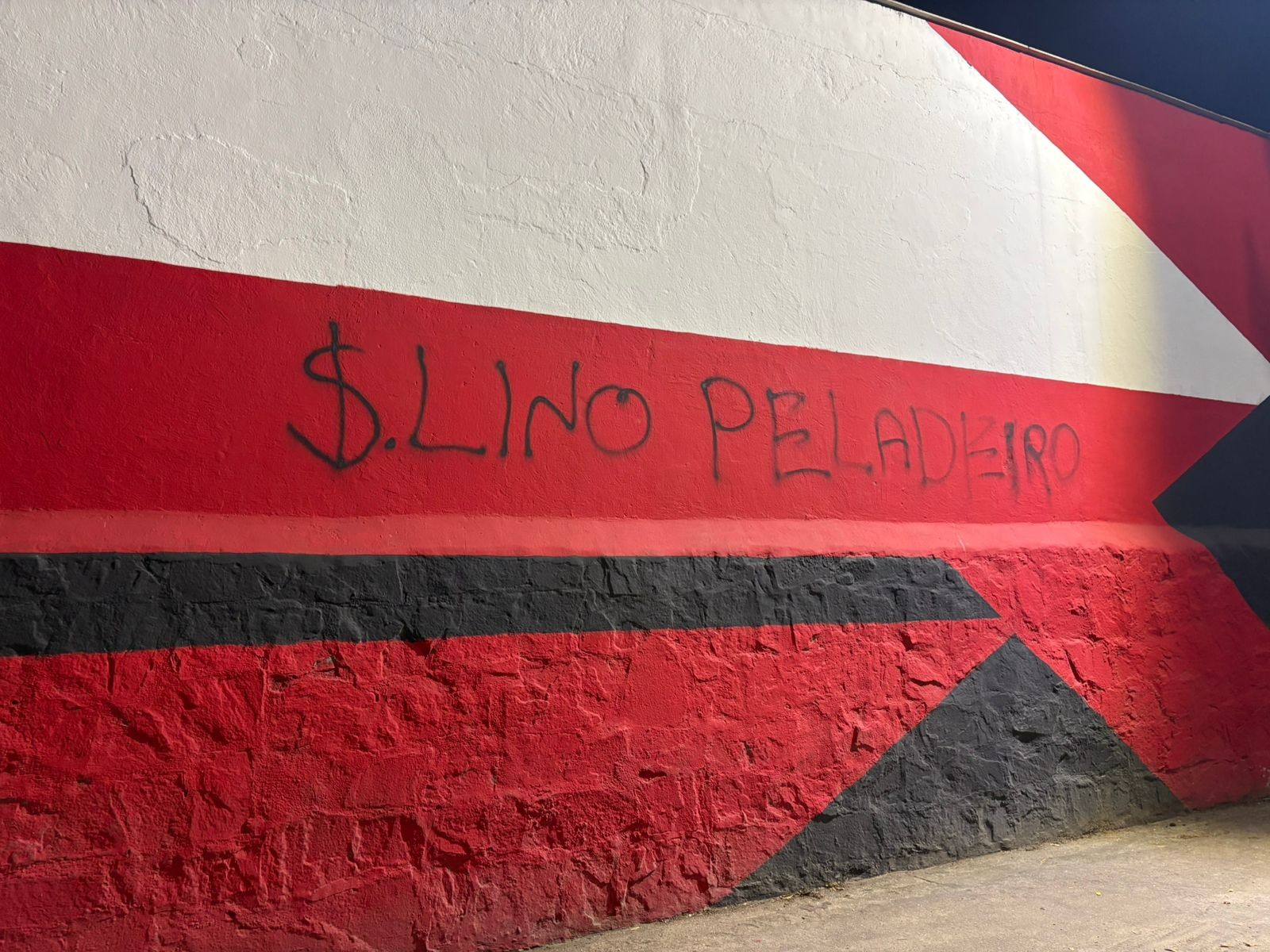 Flamengo sofre ato de vandalismo com crítica a Samuel Lino no muro da sede