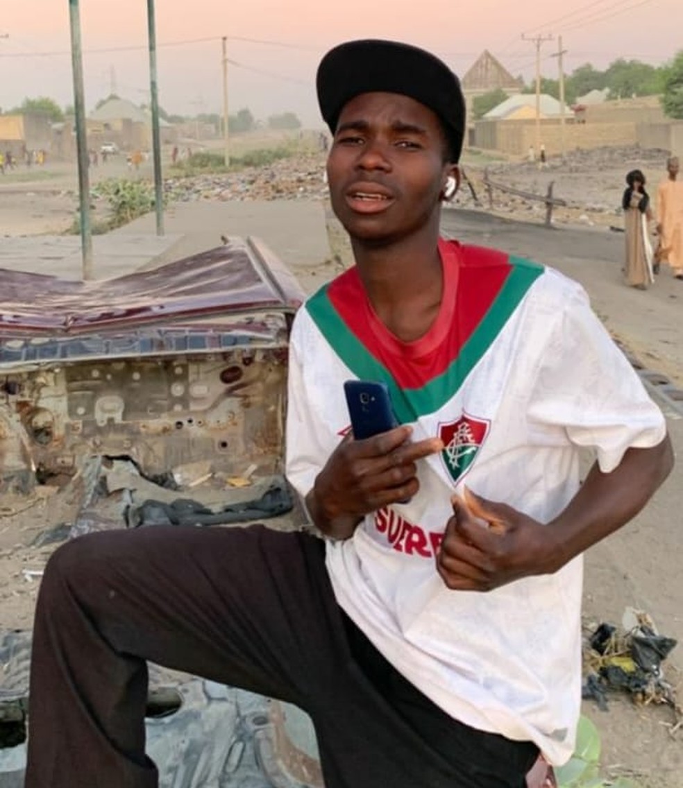 Sonho tricolor: jovem nigeriano viraliza ao demonstrar paixão pelo Fluminense