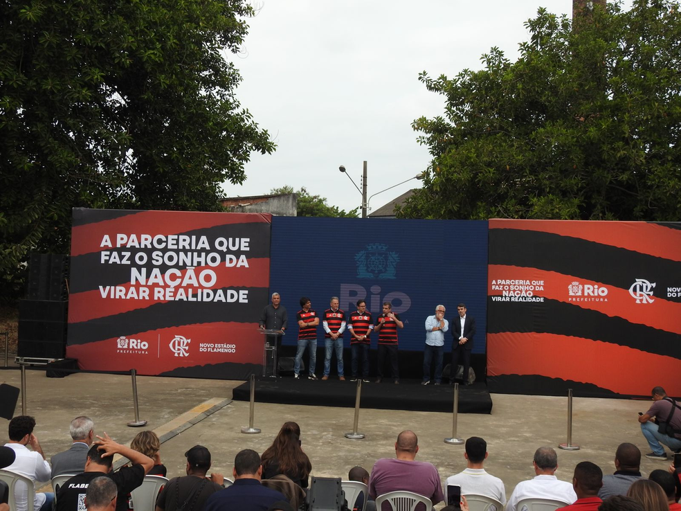 Representes do Flamengo e da Prefeitura foram ao Gasmetro  Foto: Fred Gomes