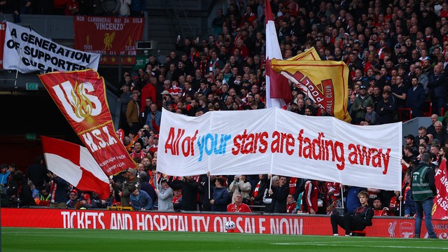 Torcida do Liverpool provoca o City: "Todas as suas estrelas estão desaparecendo"
