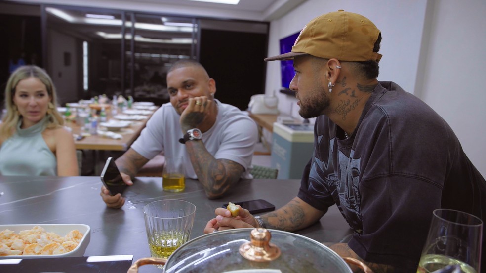 Bianca Coimbra, Cris Guedes e Neymar debatem durante jantar - Reprodução