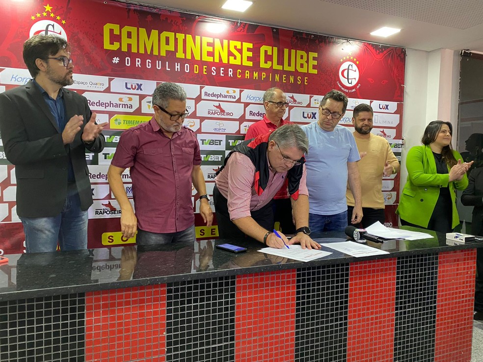 Lênin Correia sendo empossado como presidente do Campinense — Foto: Artur Lira / TV Paraíba