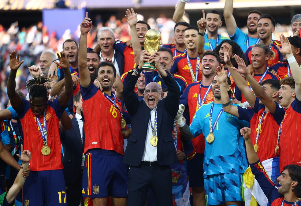 Luis de la Fuente levanta a ta�a da Copa do Mundo ap�s a conquista da Espanha � Foto: REUTERS/Hannah Mckay
