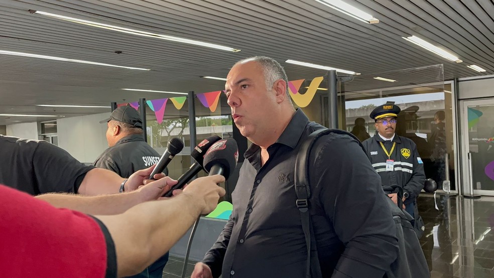Marcos Braz falou com a imprensa antes do embarque para Olimpia x Flamengo — Foto: Gabriel Andrade