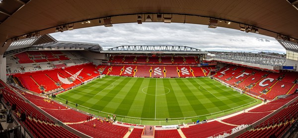 Donos do Liverpool vendem parte do clube por valor bilionário